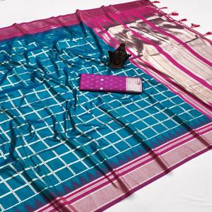 Sari de Seda Banarasi Pura VASTRA COTTAGE con Diseño de Zari Tejido a Mano en Toda la Superficie, Pallu Rico y Blusa de Seda con Tejido en Contraste - Product Image 6