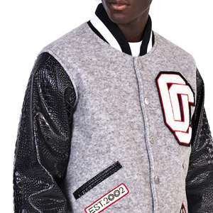 Chaqueta de béisbol universitaria con mangas de cuero de serpiente, chaqueta universitaria de estilo universitario con cierre de botón a presión y puños acanalados - Product Image 3