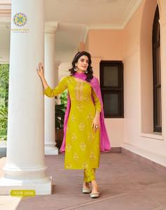 Pantalon Kurti en rayonne lourd et beau de style moderne à la mode avec Dupatta avec un travail d'impression or chic fournisseur et exportateur indien - Product Image 2