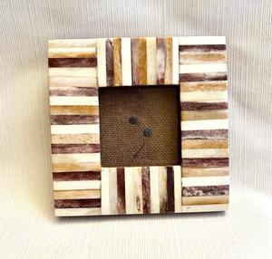 Elegante marco de fotos de madera y metal hecho a mano con incrustaciones de fregona de hueso de calidad, caja de regalo con logotipo personalizado, accesorio de mesa de bajo precio - Product Image 5