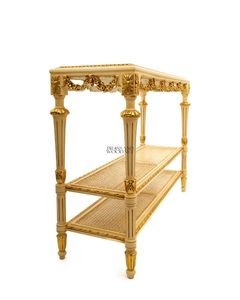 Table console en or artisanale de luxe avec tablier sculpté orné et étagères à double canne de style classique - Product Image 3