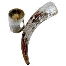 Mug en corne gravé inspiré des Vikings, récipient de boisson cérémoniel de la culture viking avec support en corne pour la décoration de clubs et de restaurants - Product Image 3