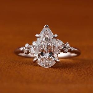 Anillo de Compromiso de Plata 925 de Alta Calidad con Moissanita Certificada IGI en Corte Marquesa y Engaste de Garra para Mujer - Product Image 4