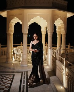 Sari VASTRA COTTAGE de Georgette Premium con Bordado de Lentejuelas Dobles y Elegante Borde de Encaje, Diseño Festivo para Fiestas - Product Image 3