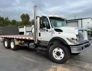 En Venta: Camión Usado For-International WorkStar 7500 con Eje Tándem y Plataforma Plana de 20 pies - 350HP, Puerta Elevadora, Volante a la Izquierda/Derecha, Listo para Exportación Mundial - Product Image 3