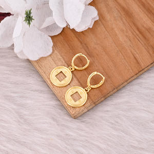 Fabricant de boucles d'oreilles pendantes en laiton plaqué or avec logo personnalisé, bijoux personnalisés, boucles d'oreilles créoles en laiton de haute qualité, commande en gros - Product Image 3