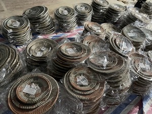 Assiette jonc marin artisanale du Vietnam pour la décoration murale à bon prix avec des motifs colorés - Product Image 4