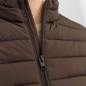 Chaqueta Bomber Acolchada Unisex con Diseño Metálico Elegante, Capucha con Bordado de Lana, Estilo Clásico Formal, Servicio OEM - Product Image 6