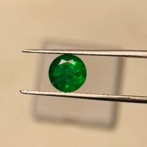 Esmeralda Natural de 7 mm, Corte Redondo, Calidad Premium con Brillo AAA y Bonito Color Verde, Pulido Perfecto para Cualquier Joyería - Product Image 1