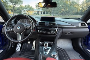 Voiture d'occasion haut de gamme 2023 BMW M4 Competition xDrive Cabriolet ~3 200 milles, 503 ch, moteur turbo 6 cylindres - Product Image 4