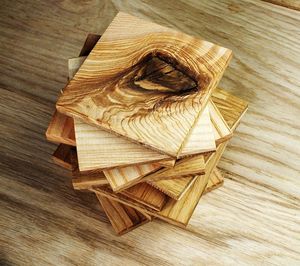 Sous-verre carré contemporain en bois durable avec finition bois naturel, idéal pour le café, le thé et les boissons froides - Product Image 1