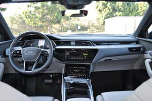 Audi e-tron Quattro AWD Plus 2022 d'occasion en excellent état, sans accident, conduite à gauche/droite - Product Image 4