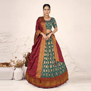 Elegante Lehenga Choli de Seda Banarasi con Diseño Clásico de Cuadros Tejidos y Dupatta en Contraste para Bodas y Fiestas - Product Image 3