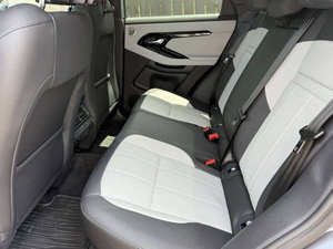 SUV compact de luxe moderne d'occasion 2024 P250 Dynamic SE, moteur atmosphérique, transmission automatique fluide, sièges en cuir - Product Image 4