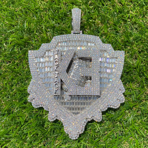 Colgante de Escudo con Letra Personalizada, Elaborado en Plata 925 con Detalles de Diamantes Moissanite, Estilo Hip Hop de Lujo, Diseño Completamente Engastado - Product Image 1