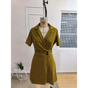 Robe courte en crêpe importé pour femme, à manches courtes, col et boutons sur le côté, 37647 - Moutarde - Product Image 5