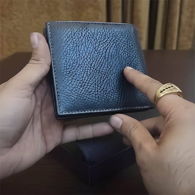 Extérieur bleu avec intérieur noir et marron