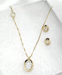 Collier ovale élégant en cristal doré avec boucles d'oreilles assorties, ensemble de bijoux classiques étincelants pour femme, idéal pour les occasions spéciales. - Product Image 1