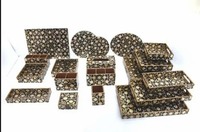 Ensemble d'accessoires de salle de bain rectangulaires en résine écologique quatre pièces : distributeur de savon, porte-brosse à dents, boîte à mouchoirs, poubelle - Tout inclus