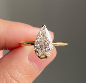 Bague de fiançailles solitaire en diamant de laboratoire CVD taille poire 2,50 carats, sertie demi-cerclée, certifiée IGI, bijoux fins pour mariage - Product Image 1