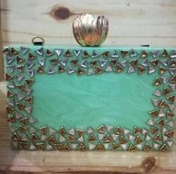 Monederos y bolsos de mano de resina hechos en la India adornados con diamantes de imitación, ideales para tiendas de accesorios de moda para reventa - Product Image 5