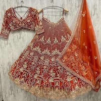 Tissu en soie brodé de couleur personnalisée de qualité supérieure pour Lahenga Choli de mariage d'hiver et de fête, avec fausse fourrure