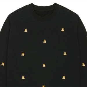 เสื้อสเวตเตอร์คอกลมสีดำลายหมี-เสื้อสวมหัวยูนิเซ็กส์ใส่สบายและมีสไตล์พร้อมดีไซน์หมีน่ารักเหมาะสำหรับสวมใส่สบาย - Product Image 6