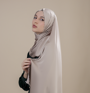 Hiyab de Satén con Dobladillo de Diamantes y Costura Invisible, Pañuelo Musulmán Liso, Venta al por Mayor de Fábrica, Diseño Personalizado, Tamaño y Logotipo - Product Image 4