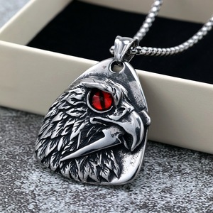 Collier pendentif unisexe en acier inoxydable style rétro européen et américain, avec aigle gravé d'un côté et pierre précieuse, chaînes tendance, cadeau - Product Image 3