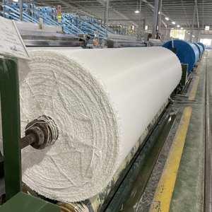 Feuille de bâche en PE de 1.8m x 30m, conception étanche polyvalente avec lignes à rayures bleues blanches pour la protection extérieure des garçons et des filles - Product Image 1