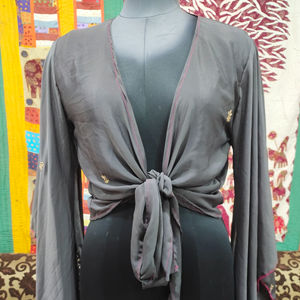 Top corto de Sari de seda indio hecho a mano para mujer, mangas acampanadas con tinte de corbata de verano, corbata frontal corta, estilo de tanque holgado, regalo para ella - Product Image 1