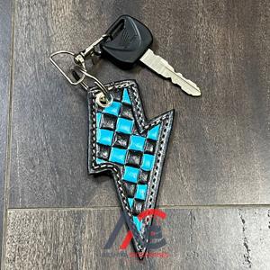 Llavero de Cuero Vacuno Hecho a Mano con Diseño de Rayo, Patrón de Tablero de Ajedrez, Accesorio de Moda con Color Personalizado - Product Image 1
