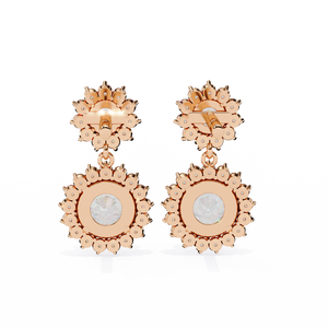 ต่างหูทองคำ 18K แบบคลาสสิกประดับเพชรเพาะเลี้ยงรูปทรงดอกไม้ ดีไซน์คลาสสิก - Product Image 1