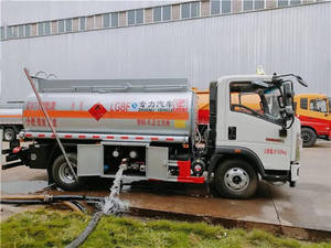 Camión cisterna de combustible usado 4x2 de 6000L de capacidad a buen precio en venta en Japón - Product Image 2