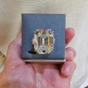 Anillo de diamante de moissanita de oro de 14 quilates Anillo de diamante Esmeralda Joyería de moissanita Anillo de diamante personalizado - Product Image 1