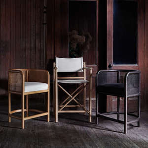 Taburete de bar moderno curvo Lopez hecho de marco de madera de teca maciza y ratán tejido con asiento de cuero PU y acabado de carbón. - Product Image 6