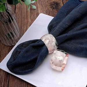 Elegante servilletero de metal de forma cuadrada con acabado dorado cepillado para restaurantes de lujo - Product Image 1