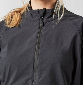 Chaqueta de concha blanda para mujer con diseño personalizado al por mayor, cortavientos impermeable transpirable con cuello levantado, ropa cálida para exteriores - Product Image 5