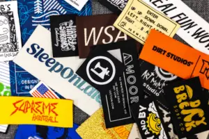 Étiquette de cou tissée de vêtement à pli souple de meilleure qualité étiquettes tissées personnalisées pour vêtements étiquette tissée patch emberiodery - Product Image 6