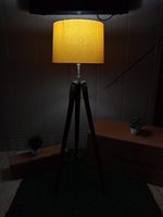 Lampe de chevet en bois sur trépied électrique marron Marco Enterprises, lampe de table à commande électronique, portable, chambre à coucher, salon, hôtel, bureau