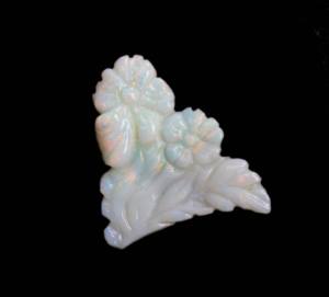 Opale de Feu Blanche Naturelle d'Australie 48x30MM Forme Fantaisie Cabochon Sculpté à la Main Motif Floral 35 Carats - Product Image 2