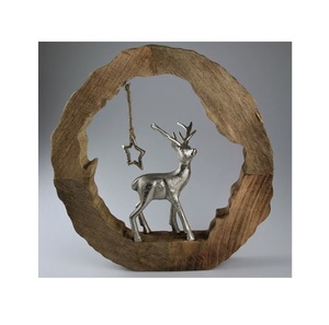 Nouveau centre de table de Noël en bois au design avec des branches à feuilles persistantes de pommes de pin rustiques et des accents d'hiver fabriqués à la main - Product Image 6