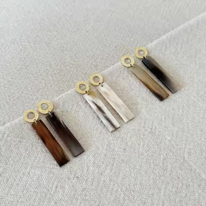 Pendientes de Moda con Diseño de Cuerno, Joyería Artesanal Natural, Pendientes con Diseño de Cuerno de Crescent Crafts - Product Image 4