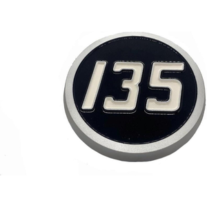 Emblema de Plástico 883389M1 Compatible con el Tractor Massey Ferguson 135, Reemplazo OEM - Product Image 1
