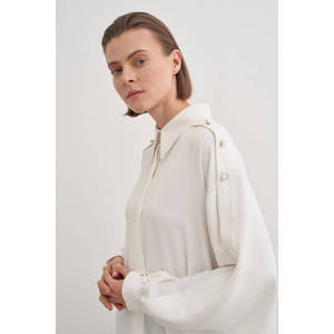 Blusa de Popelina Off-White con Cuello con Volantes y Bordado de Encaje - Product Image 4