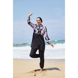 Traje de baño modesto con estampado floral lila y cintura fruncida - Product Image 5