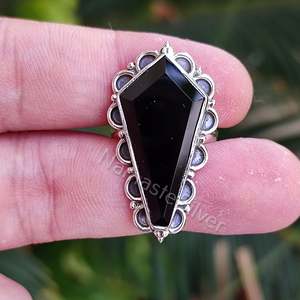 Anillo Gótico de Ataúd Hecho a Mano en Plata de Ley 925 con Ónix Negro Natural, Licenciado para Halloween, Regalo para Brujas - Product Image 4