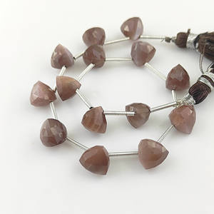 Cuentas de Piedra Lunar Chocolate de 7-8 mm, Forma Trillón, Corte Facetado, Hilo de Cuentas de Piedra Lunar para Fabricación de Joyería, 13-14 Cuentas en un Hilo de 8 Pulgadas - Product Image 2