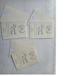 Tarjetas de invitación de boda hechas a medida en colores crema hechas en trapo de algodón texturizado papel hecho a mano ideal para reventa - Product Image 1