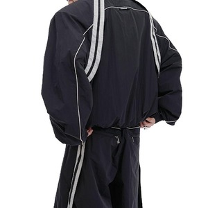 Chaqueta y joggers de nailon para hombre con logotipo personalizado, conjunto de 2 piezas holgado de poliéster con cremallera, chándales cortavientos deportivos con rayas - Product Image 6